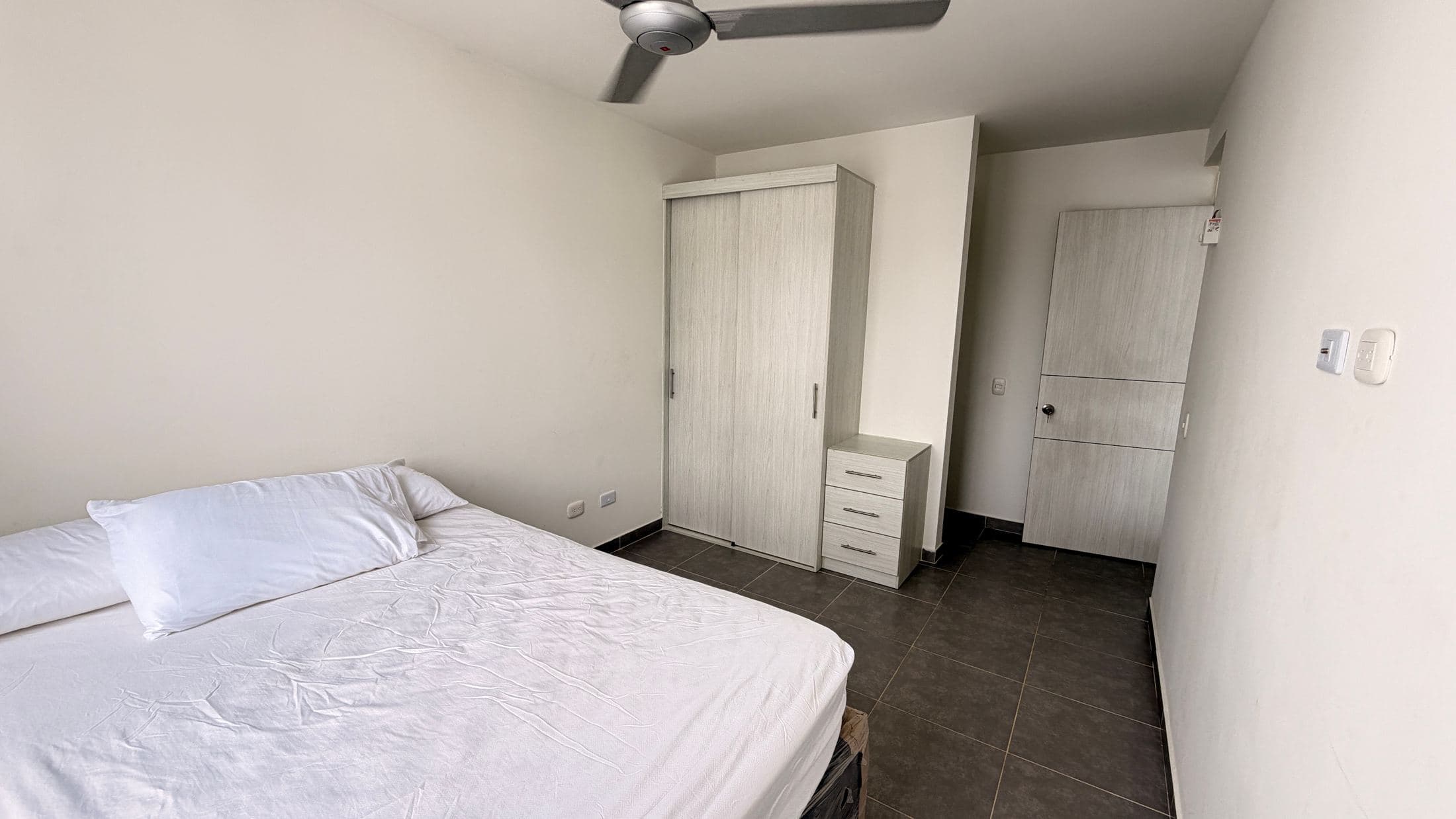 Habitación con closet empotrado amplio