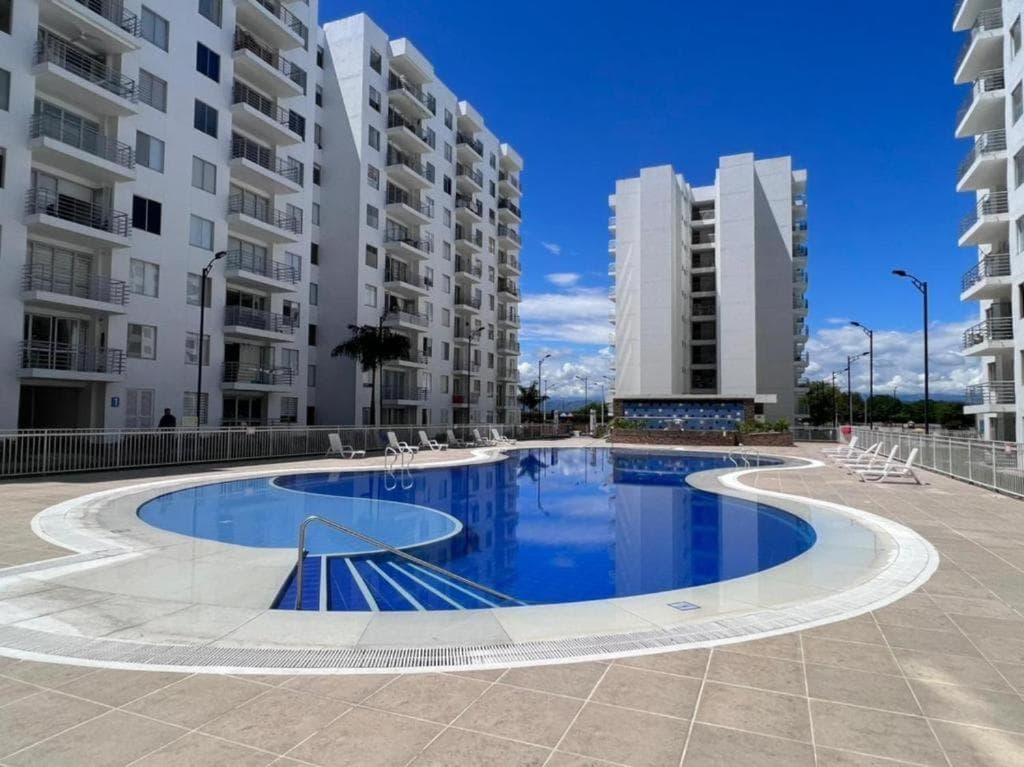 Piscina principal con reflejo de las montañas